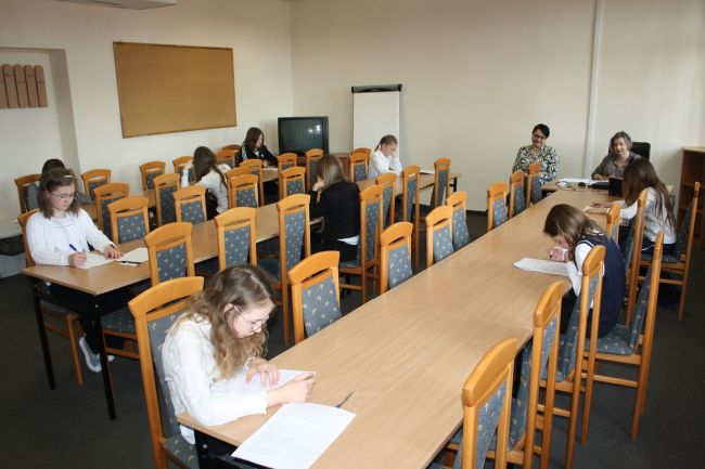 Uczestnicy konkursu podczas pisania finałowego testu.