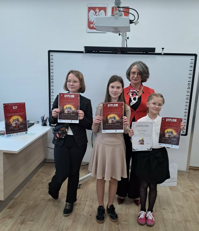 Zdobywcy pierwszych trzech miejsc w konkursie wraz z dyrektorem Biblioteki Pedagogicznej.