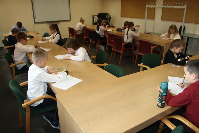Finaliści konkursu podczas pisania finałowego testu.