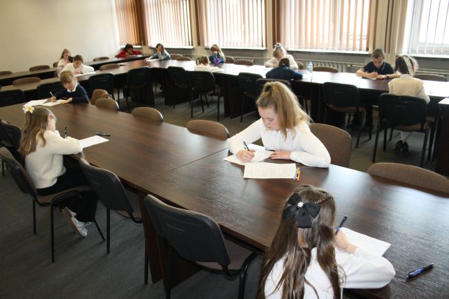 Finaliści konkursu podczas pisania finałowego testu.