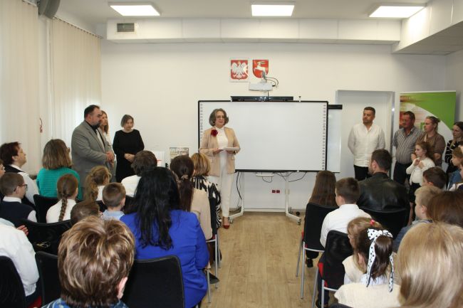 Dyrektor Biblioteki Pedagogicznej przemawia przed zebraną publicznością tuż przed ogłoszeniem wyników konkursu.