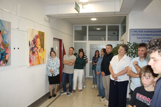 Widownia zebrana na wernisażu Agnieszki Palonki.